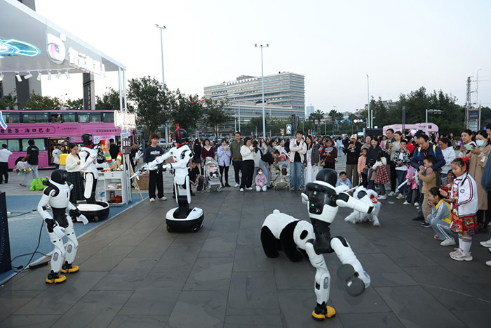 智元首個機器人藝人天團亮相湖南衛視跨年演唱會 智元首個機器人藝人天團亮相湖南衛視跨年演唱會